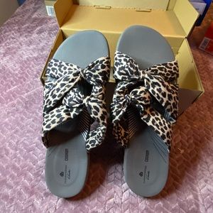 NWOT CLARKS Cloudstepper animal print sandals